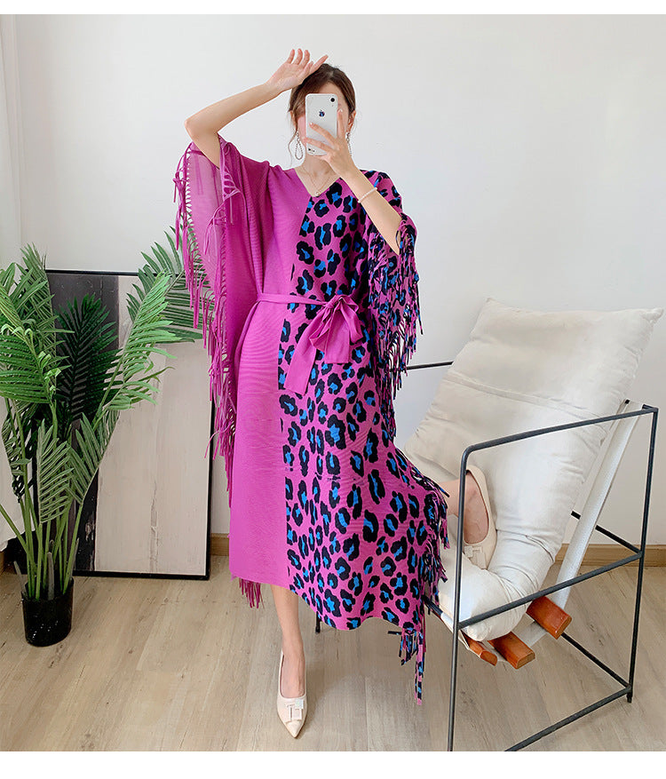 Abito da donna autunnale con stampa leopardata plissettata e colori coordinati