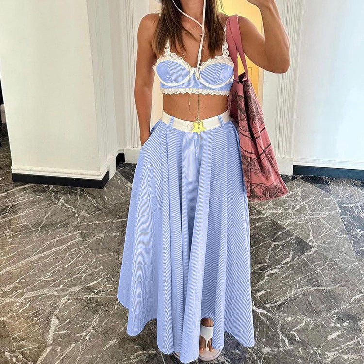 Set di reggiseno in pizzo con spalline e gonne a pieghe larghe a vita alta