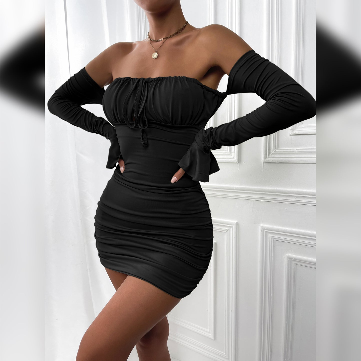 Abito corto a maniche lunghe con spalle scoperte, alla moda e sexy, con pieghe e lacci, abbigliamento da donna