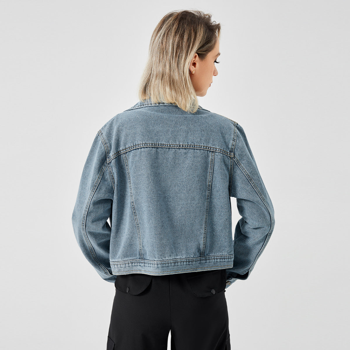 Giacca da donna in denim a maniche lunghe con design alla moda
