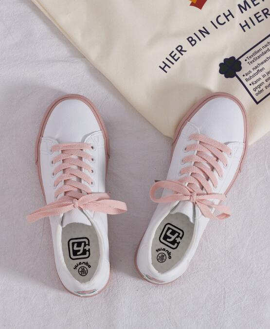 Nuova versione coreana primaverile delle scarpe bianche selvatiche da donna, scarpe da ginnastica retrò alla fragola, da studentesse, ins