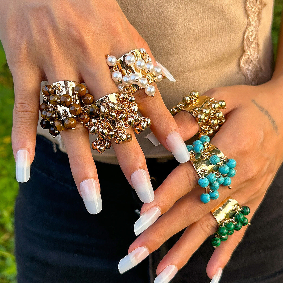 Anello con nappa di perle e pietre preziose colorate retrò di alto profilo per le donne