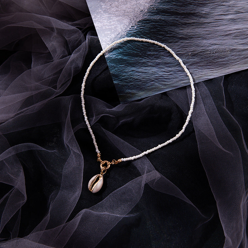 Contrasting Beige Shell Necklace