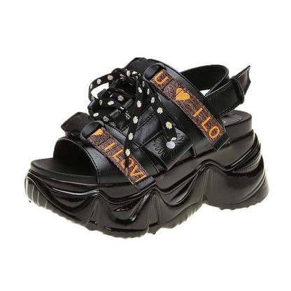 Koreanischer Biskuitkuchen mit dicken Sohlen, neue Sommer-Netz-Rot-Farbe, passende lässige Daisy-Sandalen