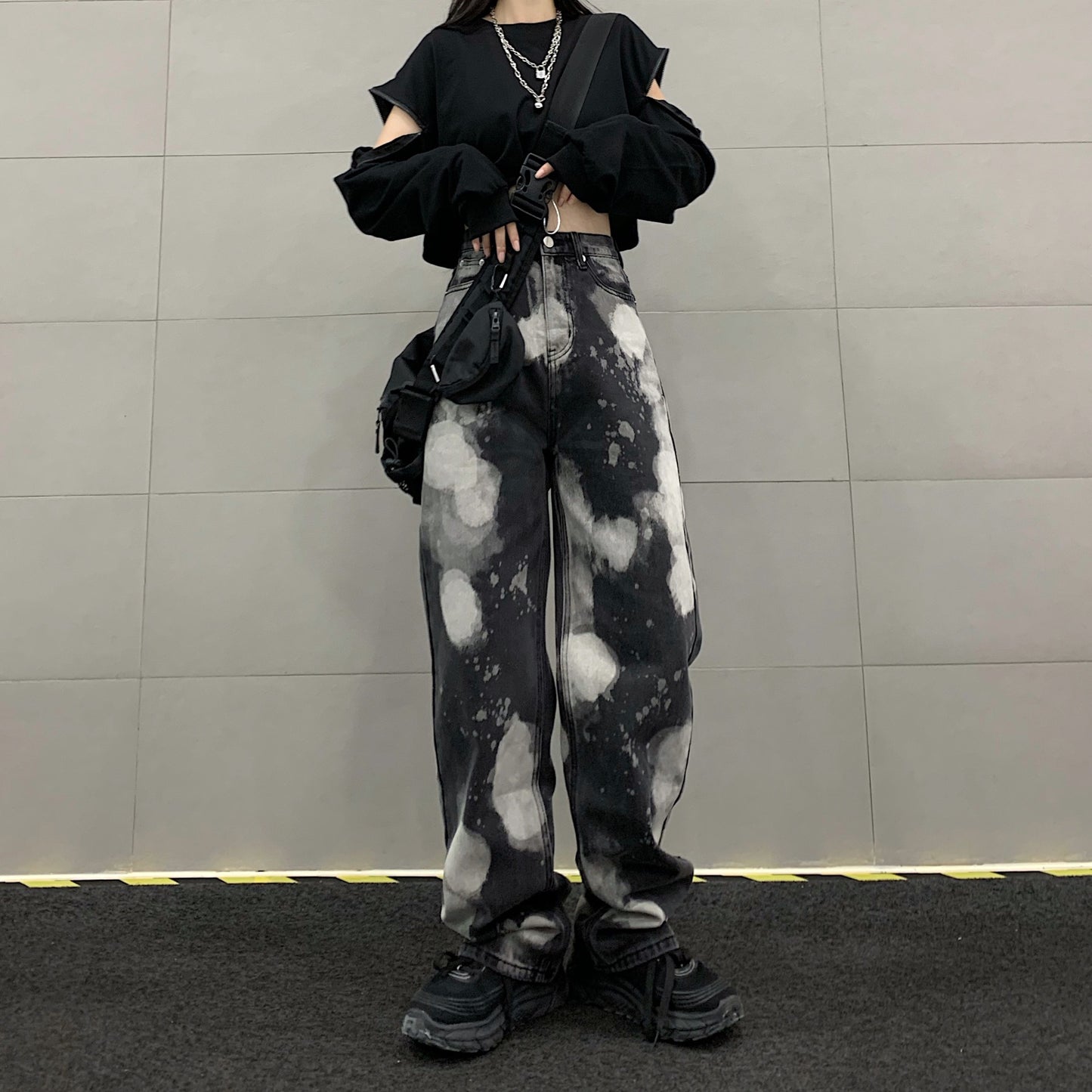 Jeans da donna a gamba larga, neri, aderenti, a vita alta e con effetto tie-dye
