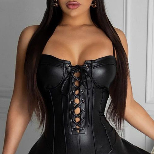 Plissiertes Kleid aus PU-Leder mit Ösen und Schnürung
