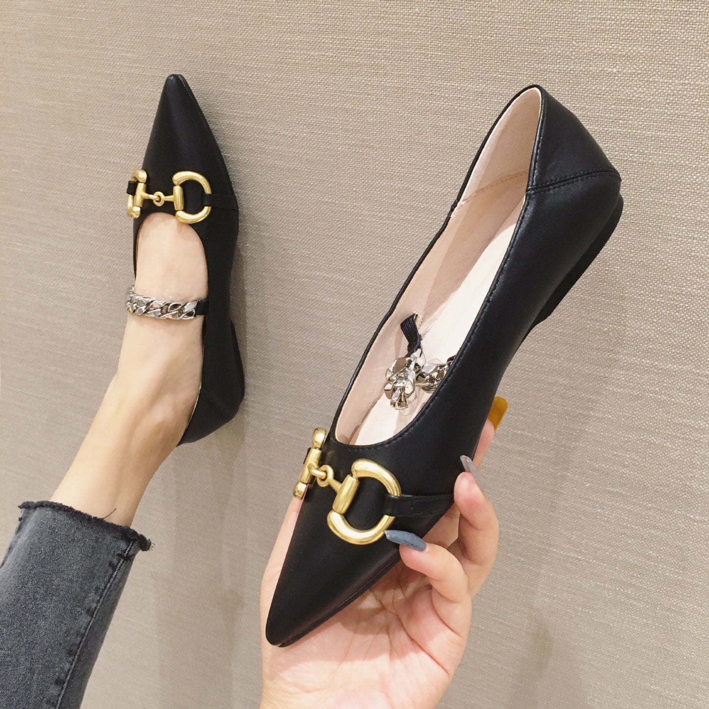 Net Celebrity Spitz zulaufende flache Schuhe aus Metall mit Horsebit-Schnalle und flacher Öffnung