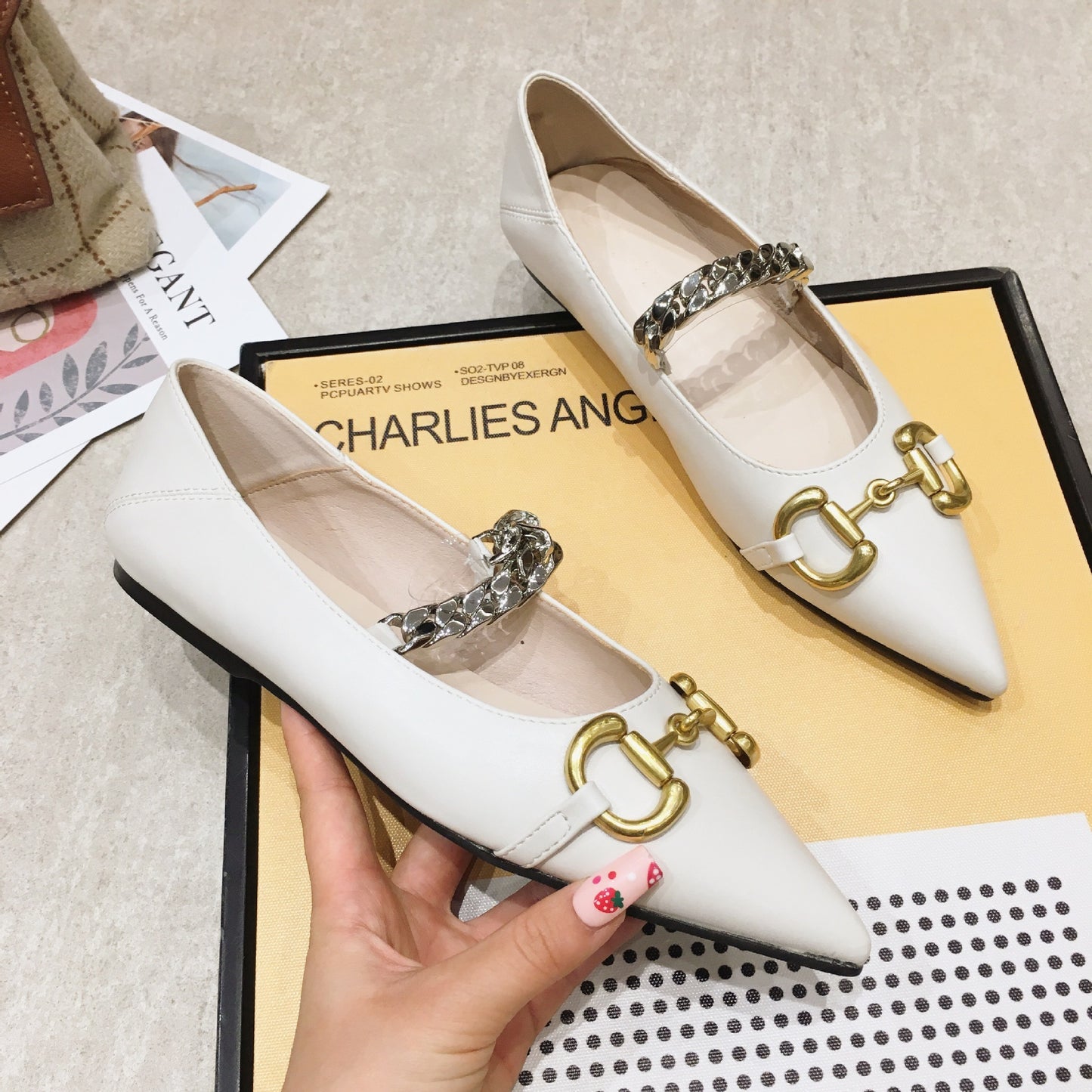 Net Celebrity Spitz zulaufende flache Schuhe aus Metall mit Horsebit-Schnalle und flacher Öffnung