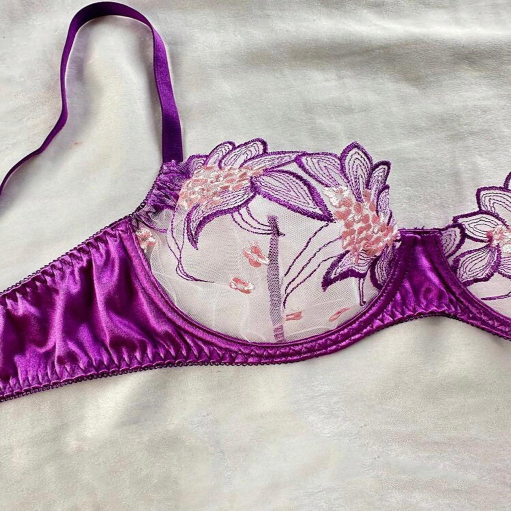 Completo intimo da donna con anello in acciaio e nastro ricamato viola