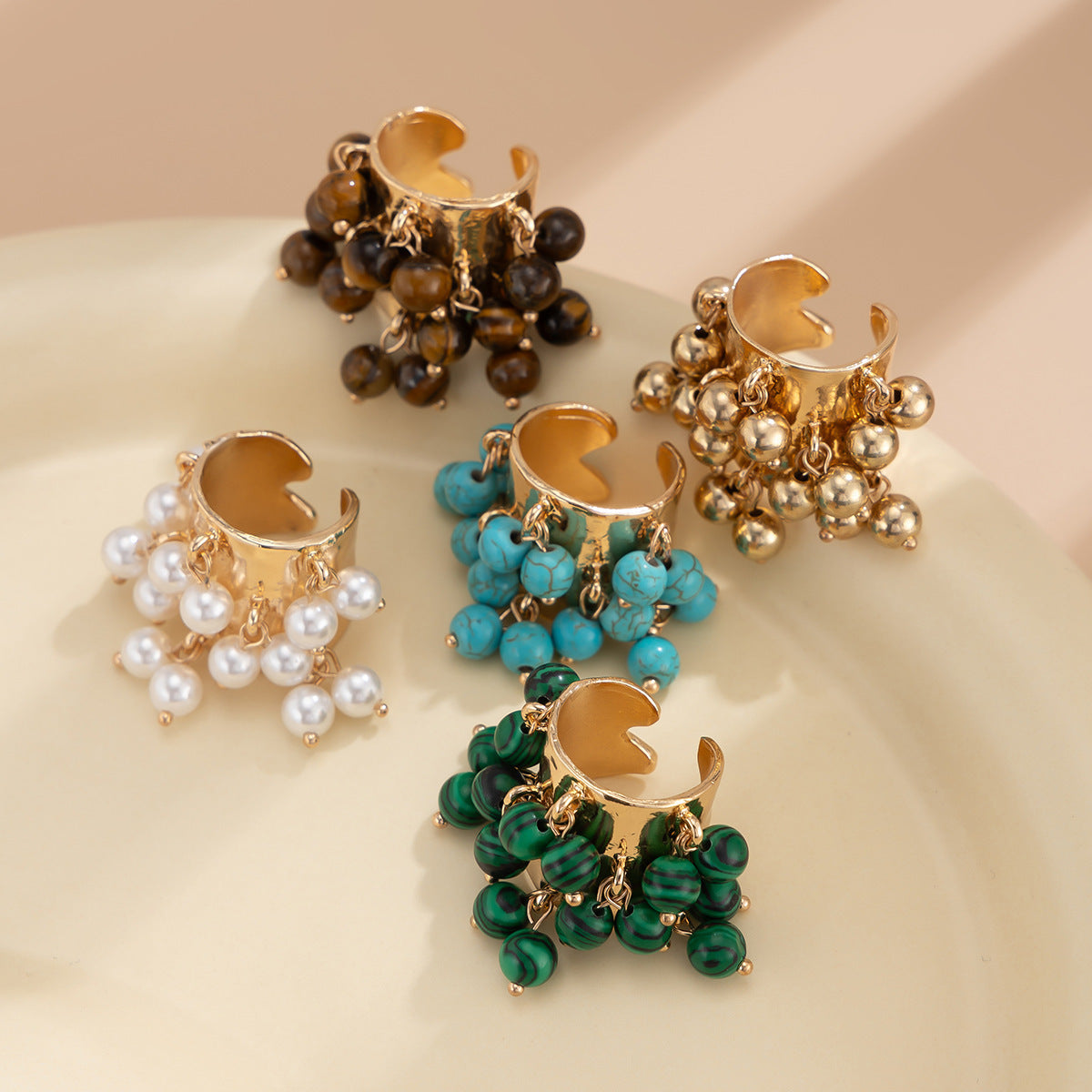 Anello con nappa di perle e pietre preziose colorate retrò di alto profilo per le donne