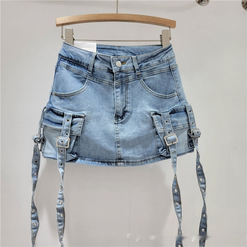 Gonna corta in denim con cintura sui fianchi primaverile ed estiva