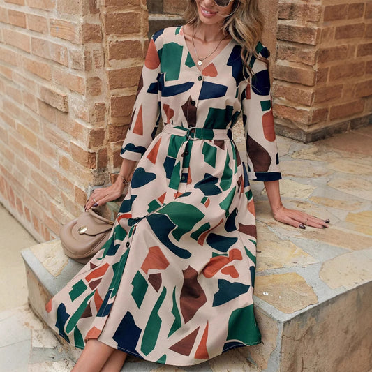 Damenkleid mit V-Ausschnitt und bedrucktem Gürtel