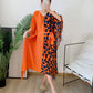 Abito da donna autunnale con stampa leopardata plissettata e colori coordinati