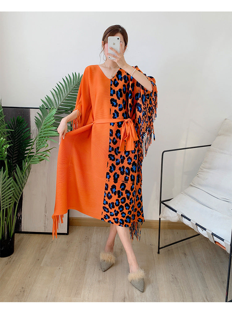 Abito da donna autunnale con stampa leopardata plissettata e colori coordinati