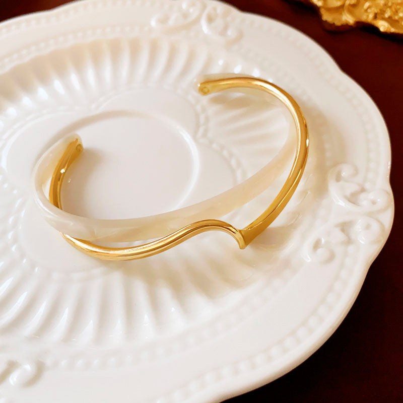 Braccialetto in metallo bianco con piastra a forma di conchiglia per donna, apertura regolabile a 2 strati