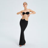 Abito da festa con scollo all'americana e catena in metallo, con spalline sottili e spalline sottili