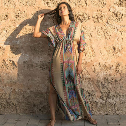 Bedrucktes Strandkleid mit tiefem V-Ausschnitt