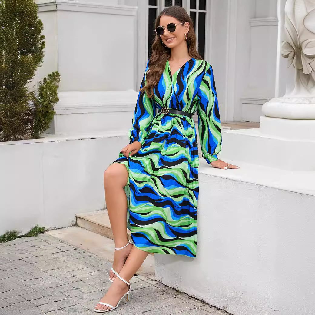 Bedrucktes Plissee-Kleid mit V-Ausschnitt und langen Ärmeln für Damen