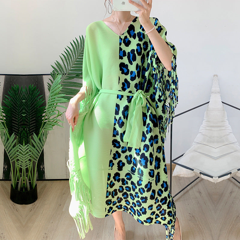 Abito da donna autunnale con stampa leopardata plissettata e colori coordinati