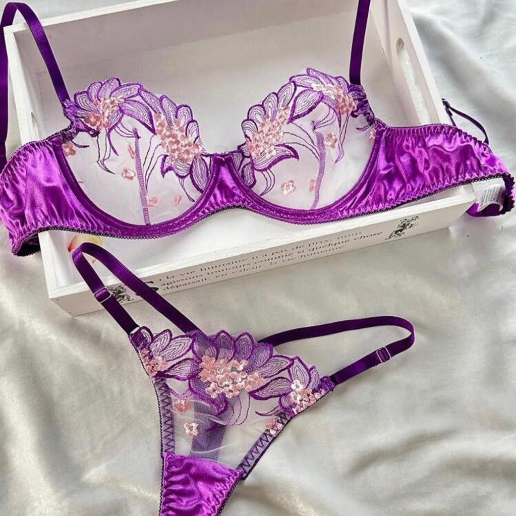 Completo intimo da donna con anello in acciaio e nastro ricamato viola