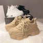 Scarpe con plateau e tacco alto, piccole sneakers bianche