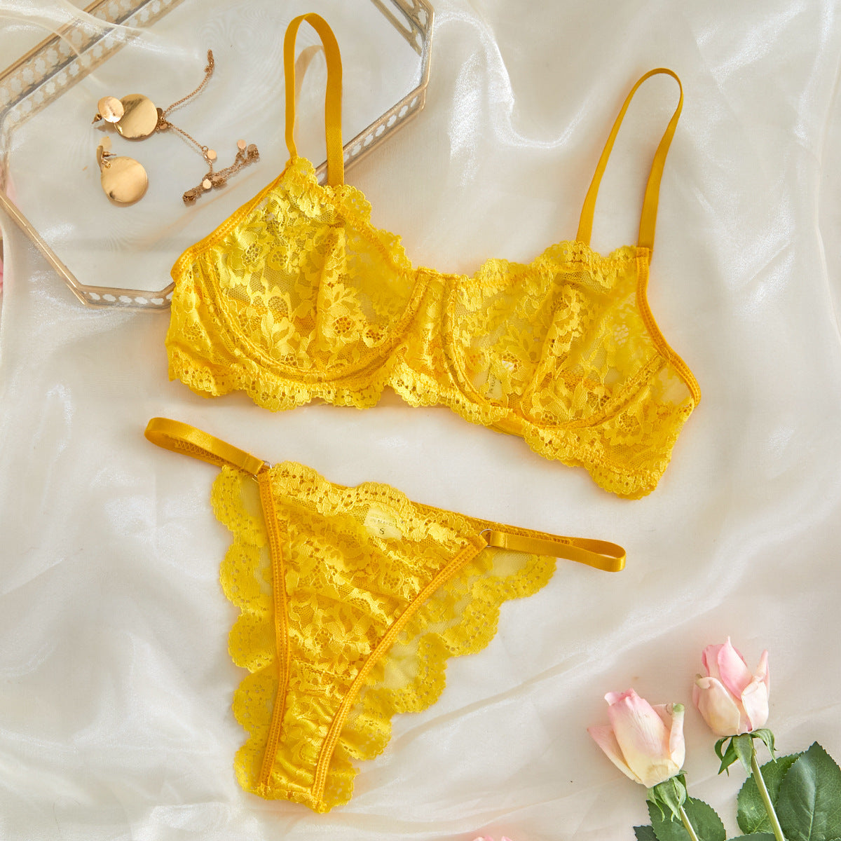 Completo intimo trasparente in pizzo con cinturino da donna