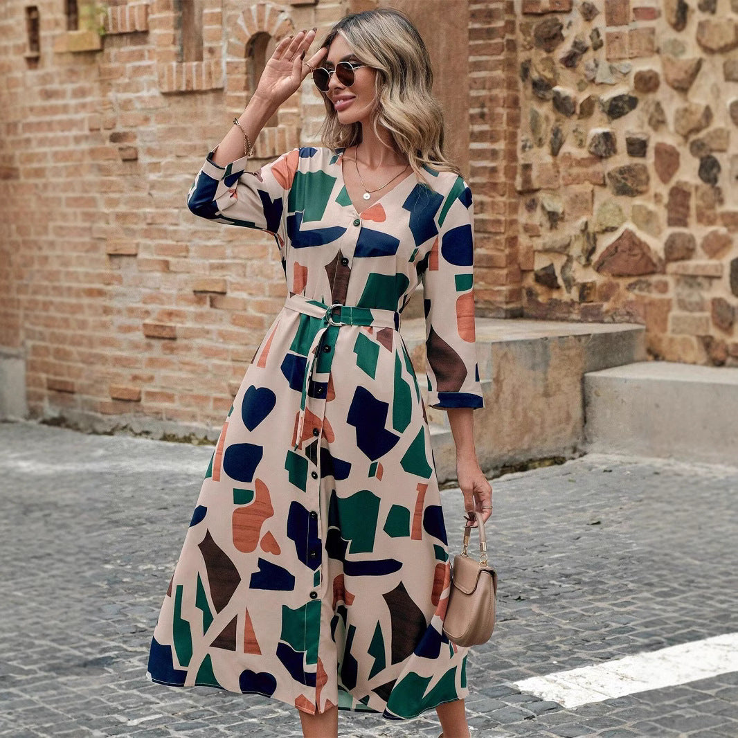 Damenkleid mit V-Ausschnitt und bedrucktem Gürtel