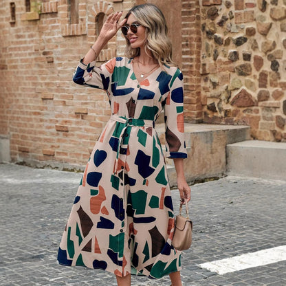 Damenkleid mit V-Ausschnitt und bedrucktem Gürtel
