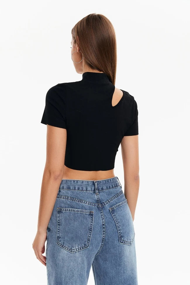 Top a maniche corte con scollo a ombelico