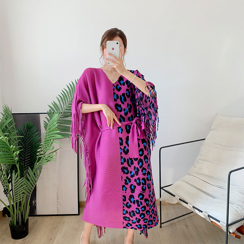 Abito da donna autunnale con stampa leopardata plissettata e colori coordinati