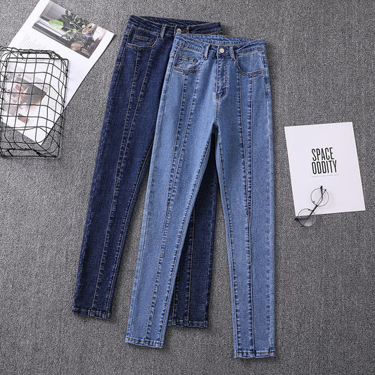 Pantaloni da donna in denim semplici, aderenti e con piedini piccoli