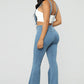 Pantaloni da donna in denim alla moda con bretelle, salopette attillata