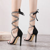 Sandali con cinturino incrociato romano e strass con tacco altissimo