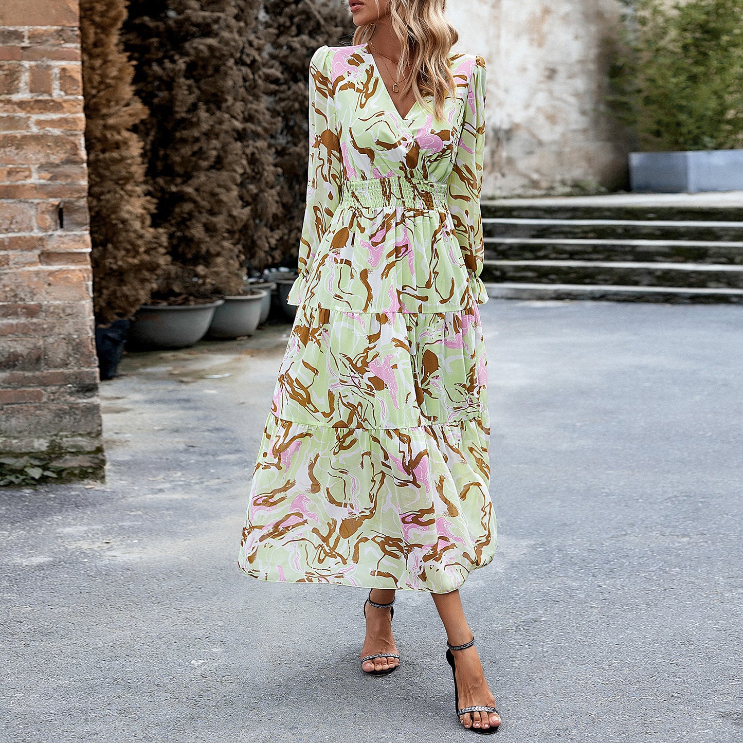 Abito casual con scollo a V da donna alla moda