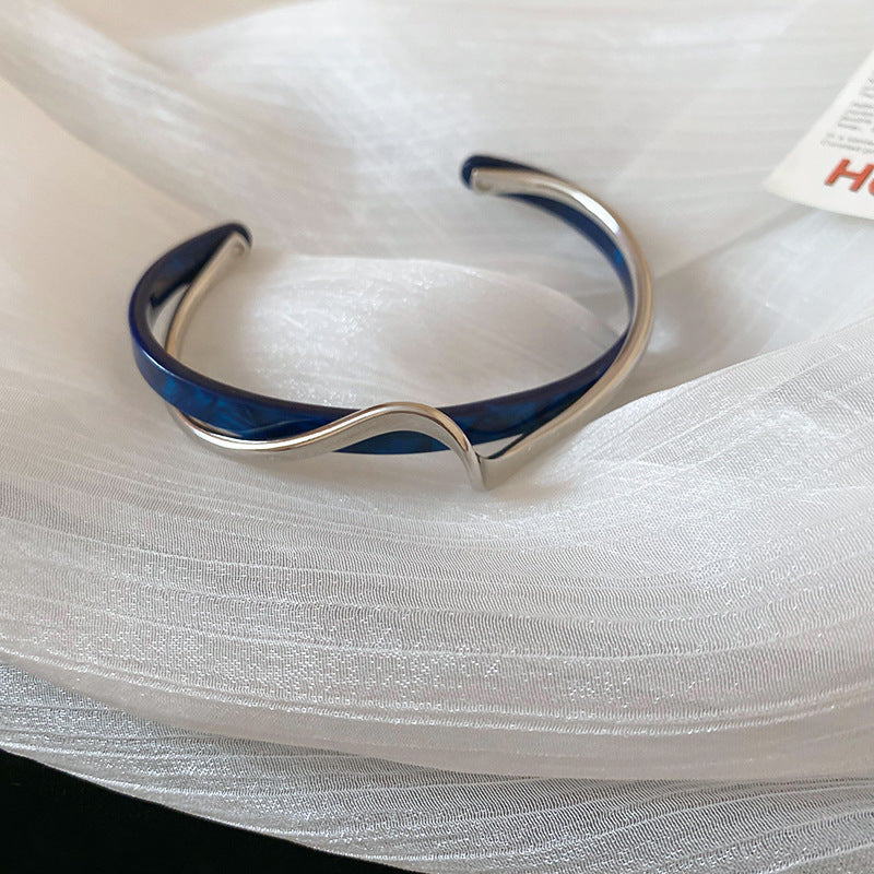 Braccialetto in metallo bianco con piastra a forma di conchiglia per donna, apertura regolabile a 2 strati