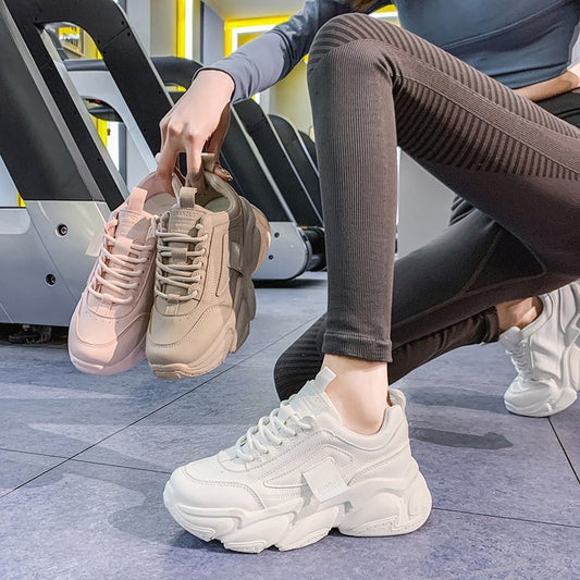 Scarpe sportive bianche dimagranti da strada fritte con fondo spesso