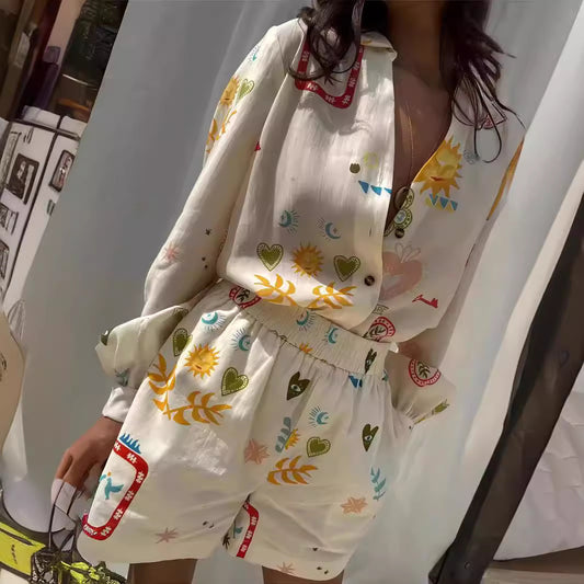 Completo da donna alla moda, in lino stampato, per il tempo libero, con camicia e pantaloncini coordinati