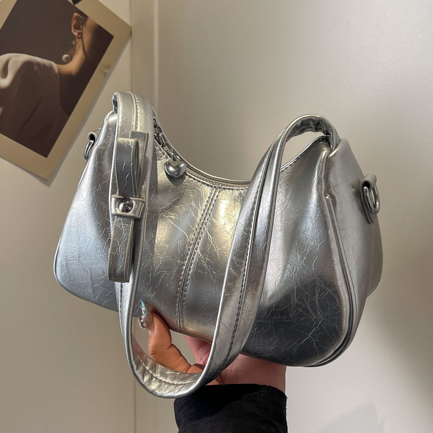 Borsa a tracolla obliqua rossa da portare a mano sotto le ascelle