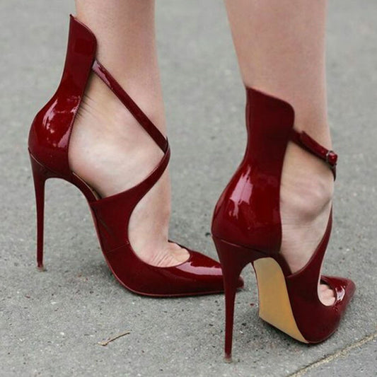 Damenschuhe mit gekreuzten Riemen und Stilettoabsatz