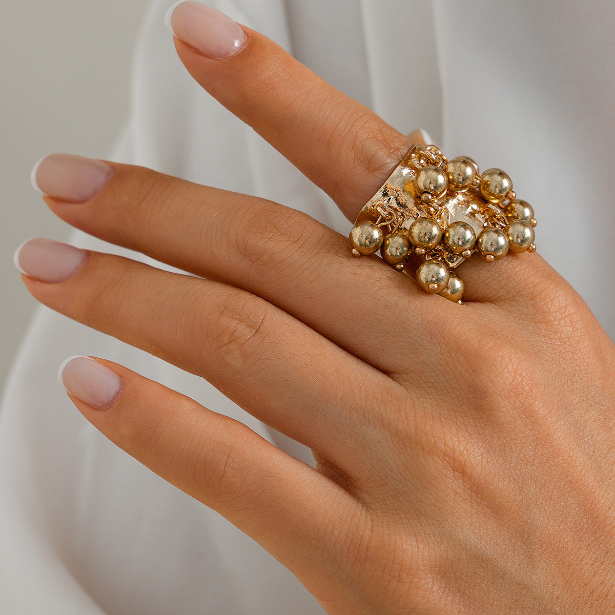 Anello con nappa di perle e pietre preziose colorate retrò di alto profilo per le donne