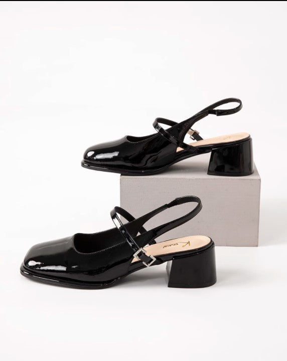 Sandali con punta quadrata, tacco alto e moda retrò