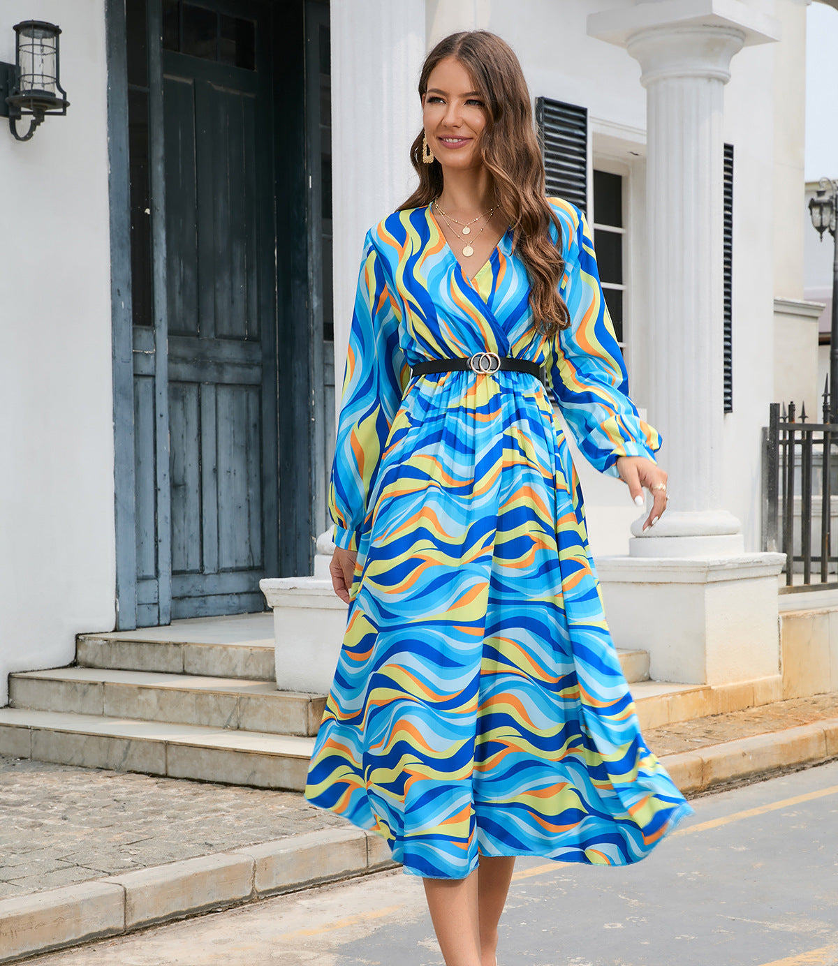 Bedrucktes Plissee-Kleid mit V-Ausschnitt und langen Ärmeln für Damen