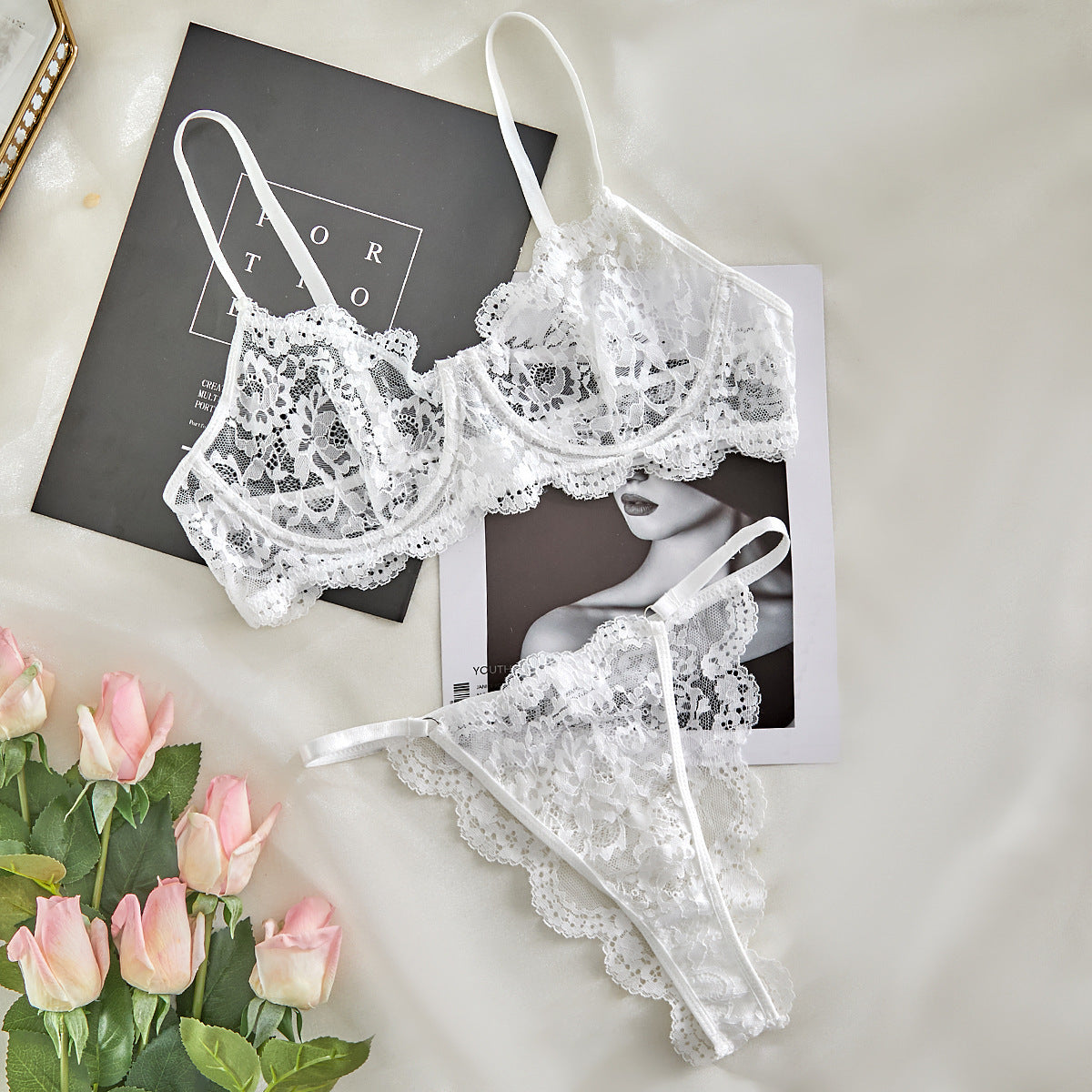 Completo intimo trasparente in pizzo con cinturino da donna