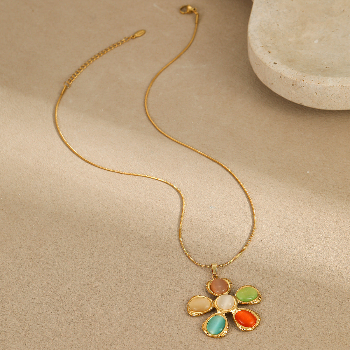 Bunter Opal Hammered Flower Ohrringe Anzug