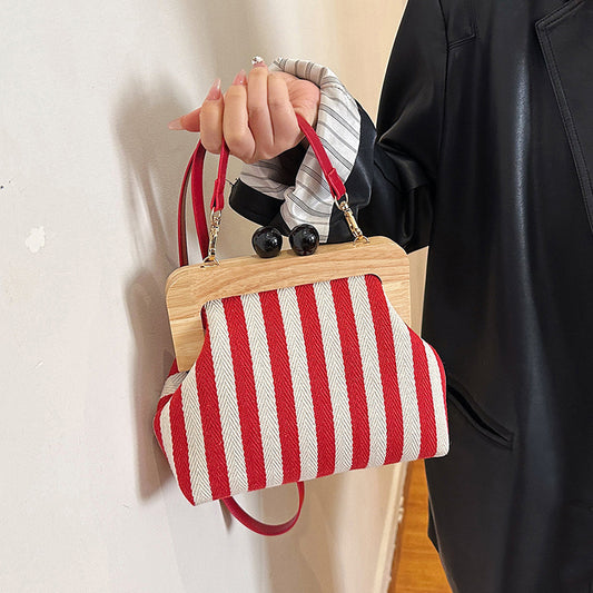 Neue Clutch mit Clipverschluss aus gestreiftem Canvas und Holz