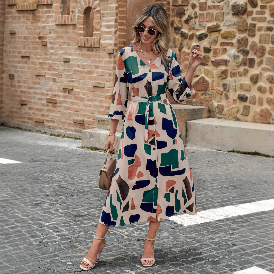 Damenkleid mit V-Ausschnitt und bedrucktem Gürtel