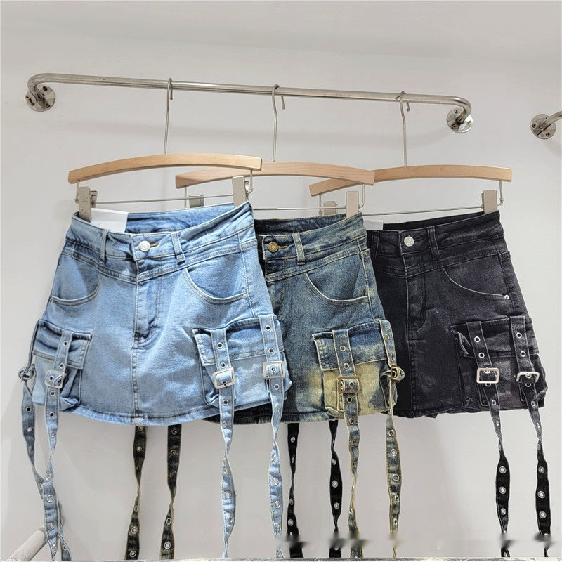 Gonna corta in denim con cintura sui fianchi primaverile ed estiva