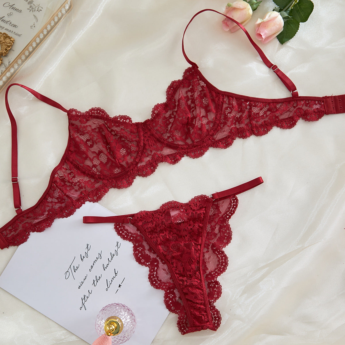Completo intimo trasparente in pizzo con cinturino da donna