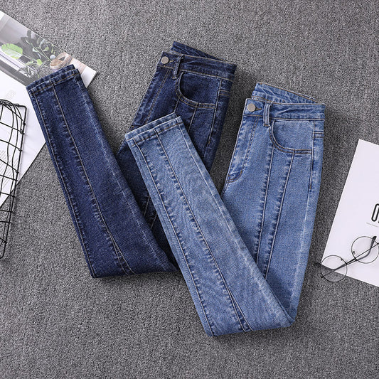 Pantaloni da donna in denim semplici, aderenti e con piedini piccoli