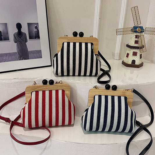Neue Clutch mit Clipverschluss aus gestreiftem Canvas und Holz